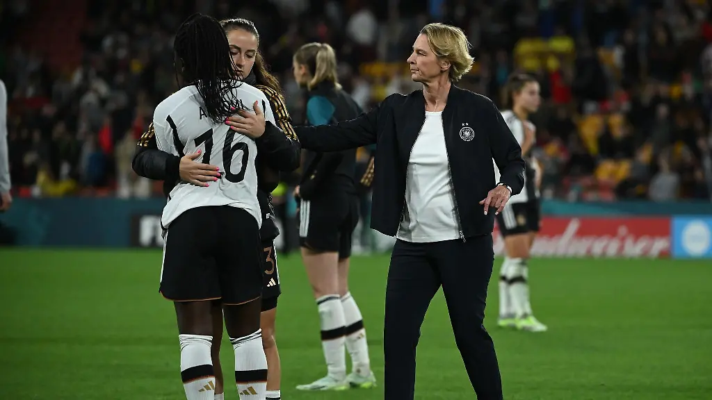 Trost-nach-dem-Aus-Nicole-Anyomi-Sara-Daebritz-und-Trainerin-Martina-Voss-Tecklenburg-v-l-n-r