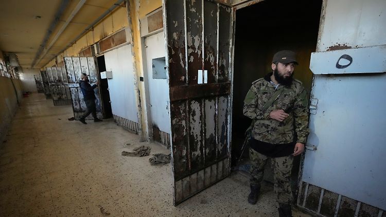 Rebellen öffnen die Kerker in dem berüchtigten Militärgefängnis Saidnaja in Damaskus.