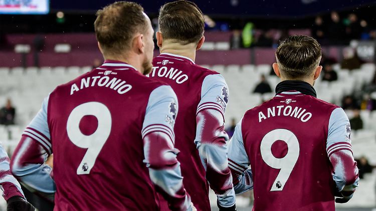 Die Profis von West Ham United beim Aufwärmen.