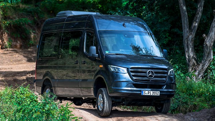 Mercedes schickt seine Transporter ins Gelände.