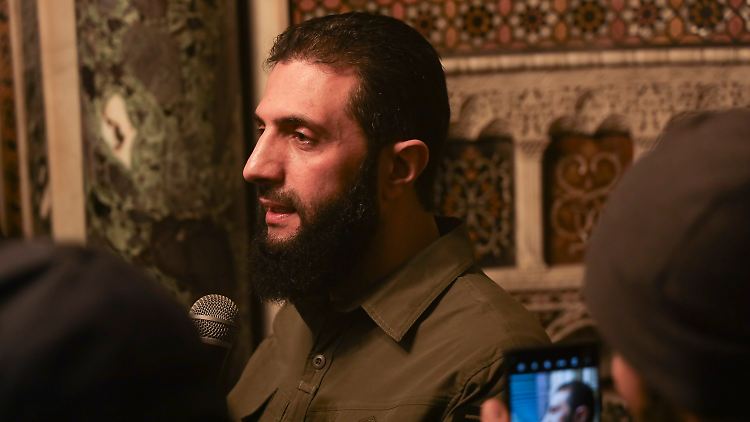 "Wir werden Kriegsverbrecher verfolgen", kündigte Ahmed al-Scharaa alias Abu Mohammed al-Dschulani an. 