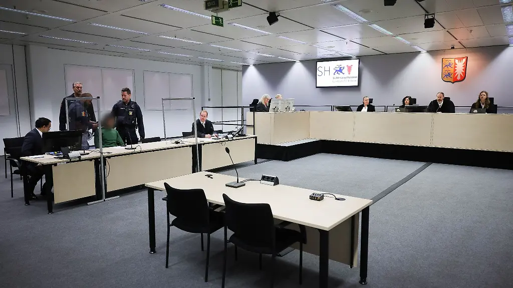 Der-Angeklagte-Ibrahim-A-sitzend-2-v-l-und-weitere-Prozessbeteiligte-sitzen-im-Gerichtssaal