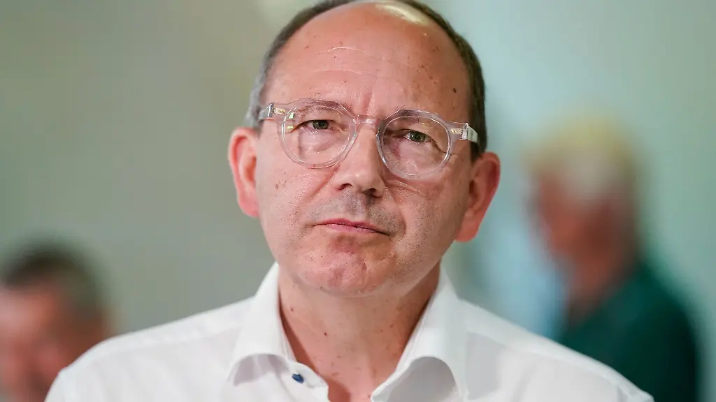 Christian-Specht-CDU-steht-am-Ratssaal-bei-der-Neuwahl-zum-Oberbuergermeister-der-Stadt-Mannheim