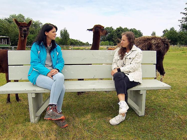 Die Hofdamen Sabrina und Eva können mit der Zurückhaltung ihres Bauern nicht viel anfangen.