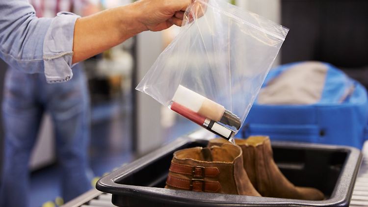 Geübte Flughafen-Praxis: Flüssigkeiten in kleinen Containern.