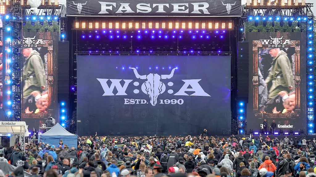 Alles-friedlich-in-Wacken-bei-echtem-Schietwetter