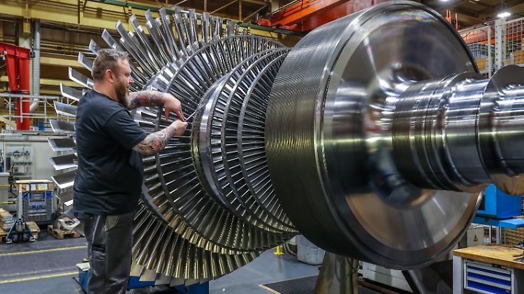 Made in Germany: Ein Industriemechaniker arbeitet bei MAN Energy Solutions in Oberhausen an einer Dampfturbine.