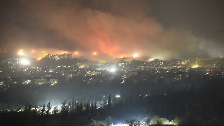 Israel hat in ganz Syrien Militäranlagen angegriffen.