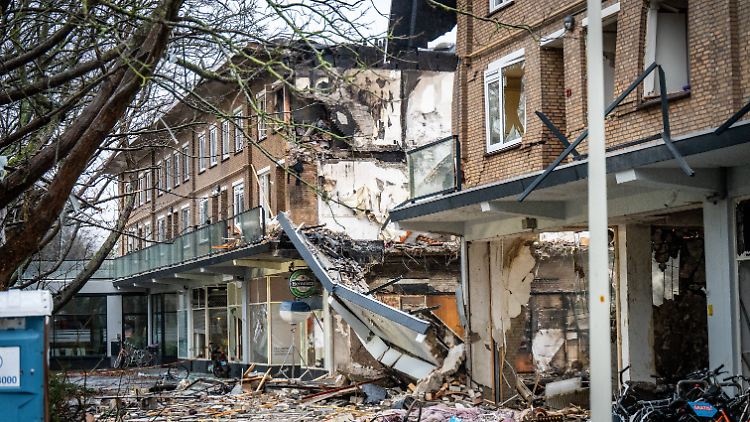 In Den Haag stürzt ein dreistöckiges Wohnhaus nach einer Explosion am Samstag ein.