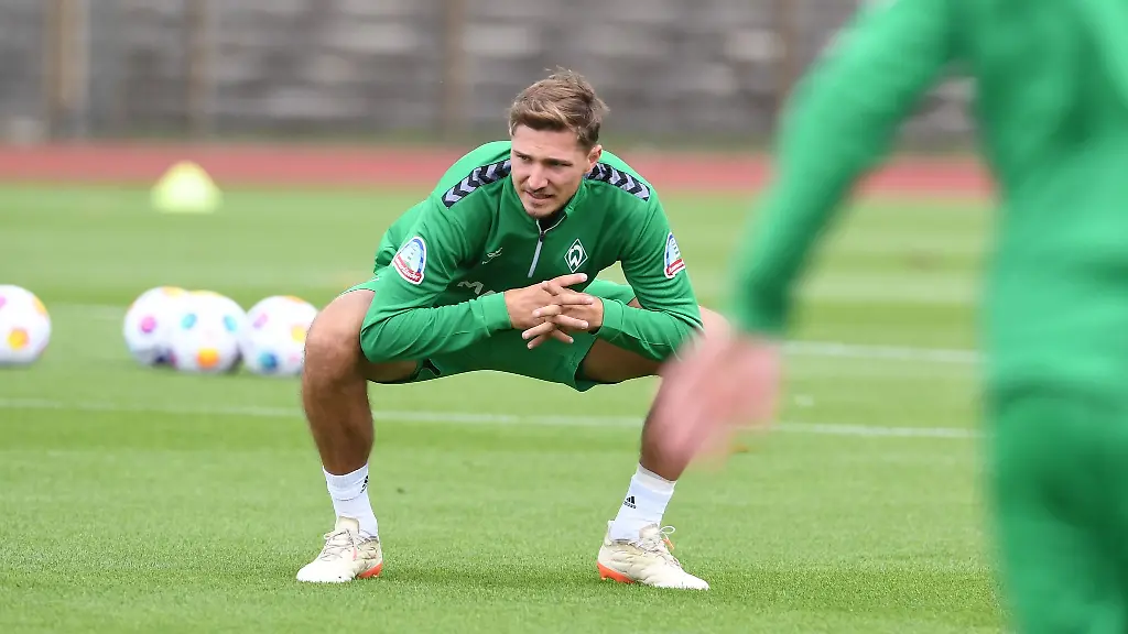 Niklas-Stark-dehnt-sich-beim-Training