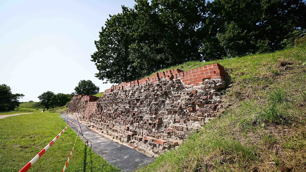 Blick-auf-die-Waldemarsmauer-der-historischen-Wallanlage