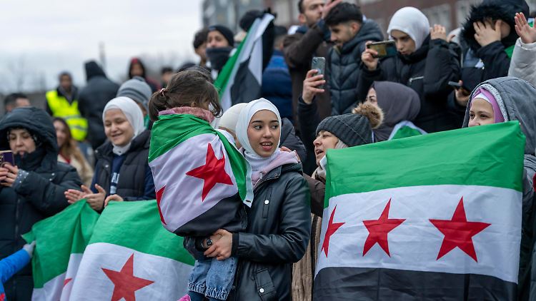 Feiern nach Assads Sturz: Syrer versammeln sich vor dem Duisburger Hauptbahnhof. 