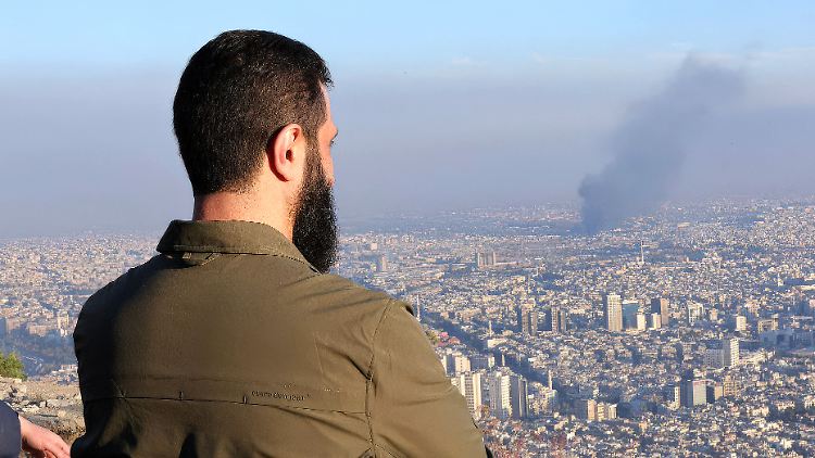 HTS-Anführer Ahmed al-Scharaa, auch bekannt als Mohammed al-Dschulani, blickt auf die syrische Hauptstadt Damaskus.