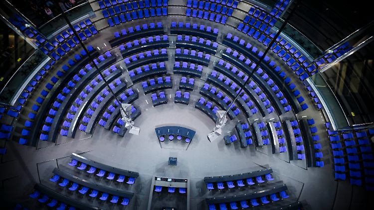 Nach der Bundestagswahl im Februar braucht es im Reichstagsgebäude weniger Sitzplätze. 