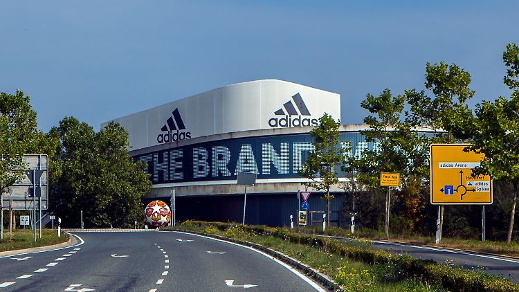 Bayerische Steuerfahnder und Zollbeamte haben die Adidas-Zentrale in Herzogenaurach durchsucht.