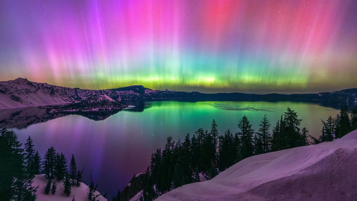 Farbenprächtig tanzen sie über den nächtlichen Himmel und lassen staunen: Polarlichter, wie hier am Crater Lake National Park, aufgenommen von Adrian Cormier.