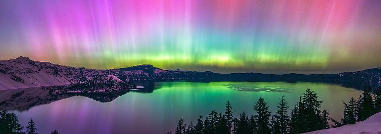 Farbenprächtig tanzen sie über den nächtlichen Himmel und lassen staunen: Polarlichter, wie hier am Crater Lake National Park, aufgenommen von Adrian Cormier.