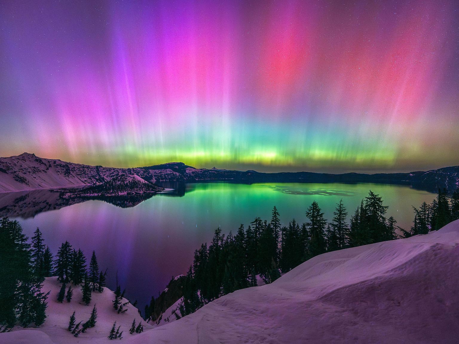 Farbenprächtig tanzen sie über den nächtlichen Himmel und lassen die Menschen staunen: Polarlichter, wie hier am Crater Lake National Park, aufgenommen von Adrian Cormier.