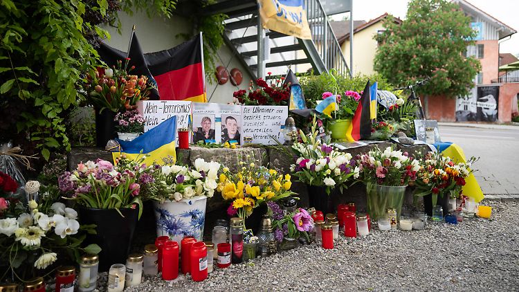 Eine Gedenkstätte neben dem Einkaufzentrum in Murnau, in dessen Nähe im April zwei Ukrainer getötet wurden. 
