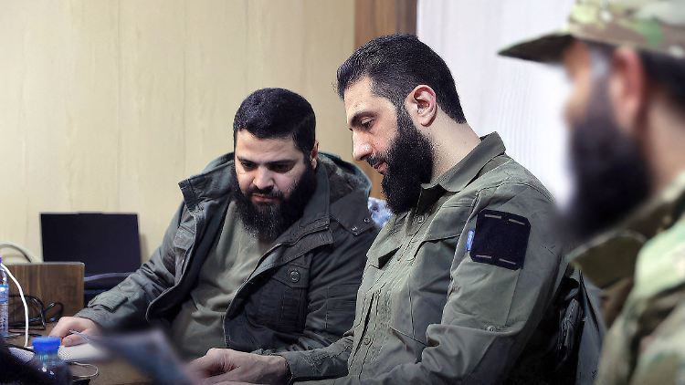 Al-Dschulani hatte sich öffentlichkeitswirksam vom IS und Al-Kaida losgesagt und sich von deren "extremer" Taktik distanziert.