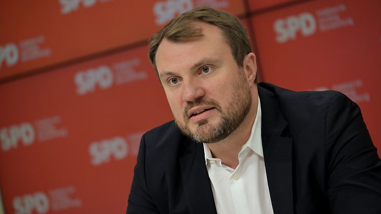 Nach Angaben von Daniel Keller hat er sein Studium abgeschlossen. Laut Fernuni Hagen lägen Note und Urkunde dagegen noch nicht vor.