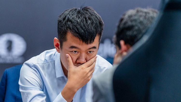 Ding Liren kämpft hart um seinen WM-Titel.