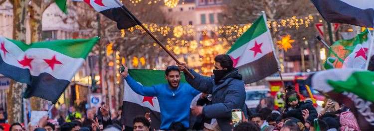 Die Flagge steht für die drei syrischen Regionen Damaskus, Aleppo und Deir ez-Zor. In dieser Form wurde sie seit Beginn des Bürgerkriegs aber nur von Oppositionellen verwendet. 