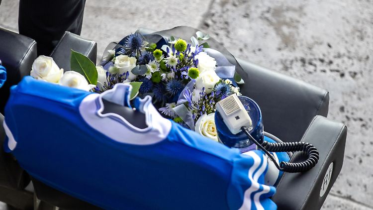 Dort, wo Bernstein immer saß, war ein Blumengesteck.