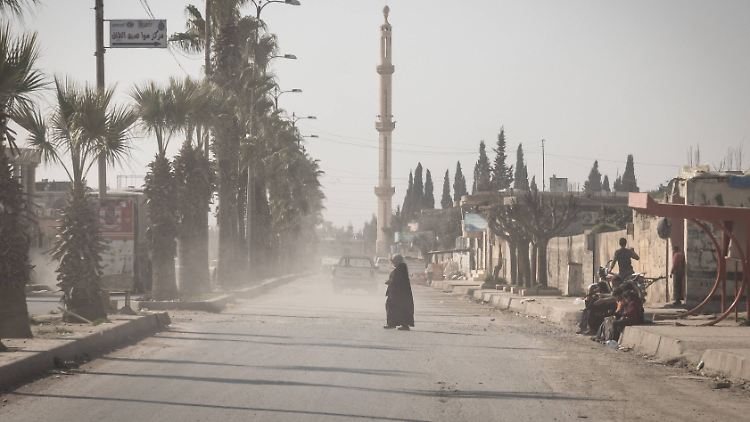 In Raqqa - hier nach der Befreiung - soll die Niederländerin eine Jesidin als Sklavin missbraucht haben.