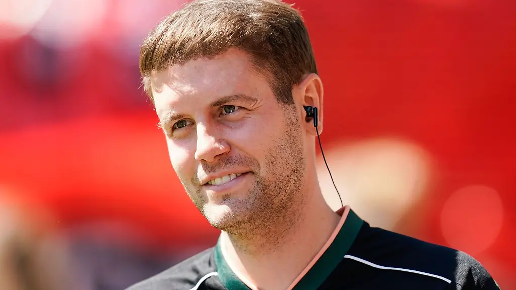 St-Paulis-Trainer-Fabian-Huerzeler-steht-im-Stadion