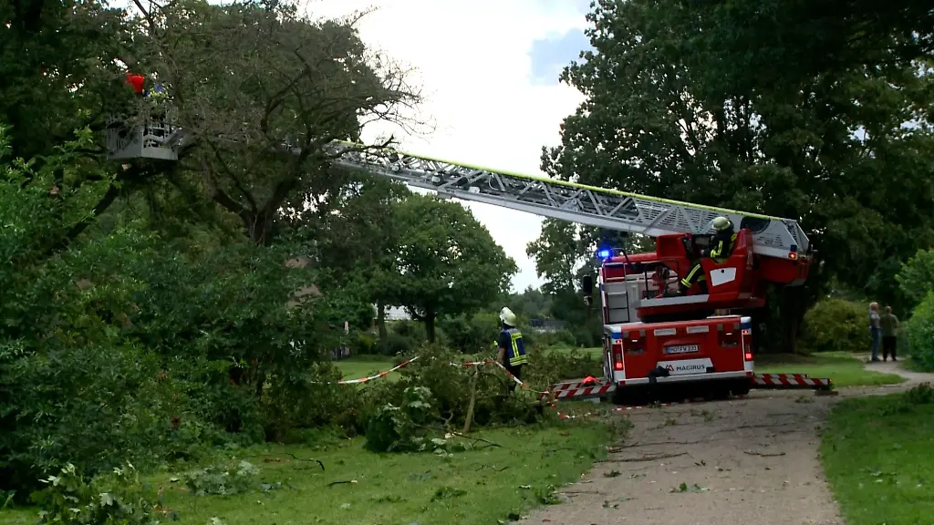 Die-Feuerwehr-ist-nach-einem-Unwetter-im-Einsatz