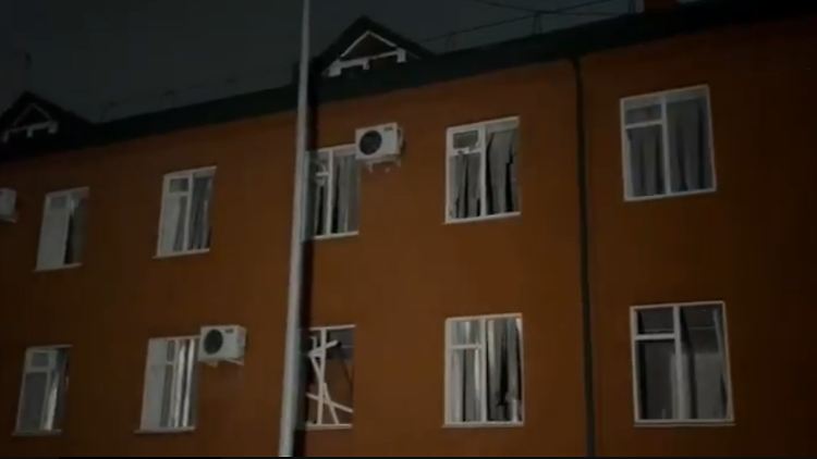 Diese Aufnahme zeigt Schäden an Fenstern eines Gebäudes einer Polizeikaserne.