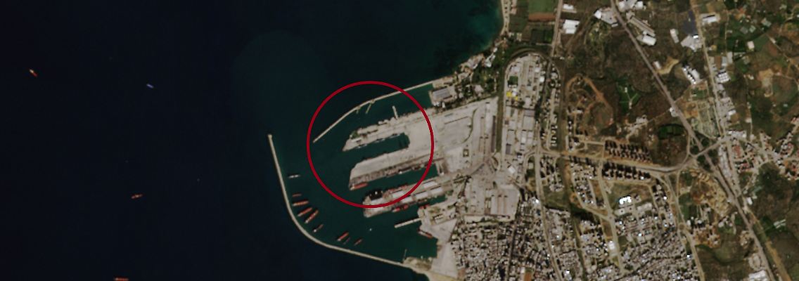 Blick aus dem All auf den syrischen Hafen Tartus, aufgenommen Ende November 2024: Der rote Kreis markiert den Bereich, den die russischen Streitkräfte als Marinebasis nutzen.
