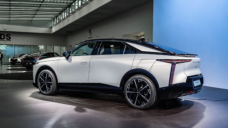 Mit dem Rückleuchten-Design lässt der Franzose Reminiszenzen an die Formensprache der aktuellen Cadillac-Modelle anklingen.