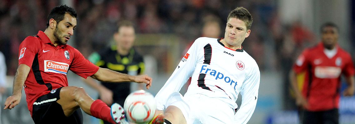 Worum geht's hier wohl? Freiburgs Yacine Abdessadki, links, der Frankfurter Pirmin Schwegler und - richtig - der Ball.