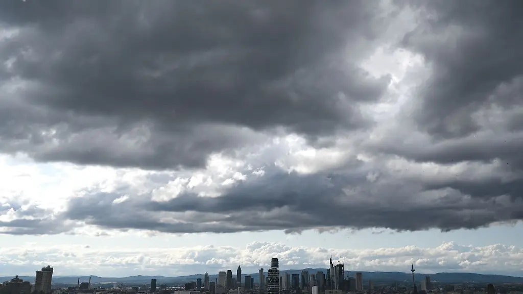 Dunkle-Regenwolken-ziehen-ueber-Frankfurt-hinweg