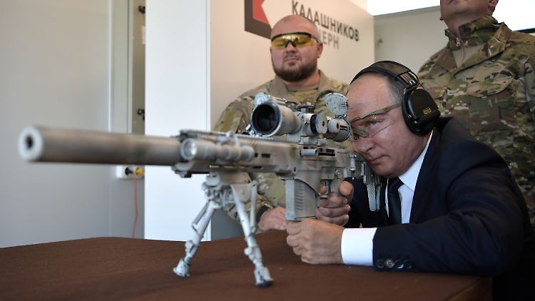Putin zeigte sich in der Vergangenheit als Fan von Scharfschützengewehren aus russischer Produktion.