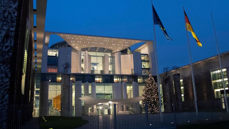 Ein Weihnachtsbaum steht vor dem Kanzleramt