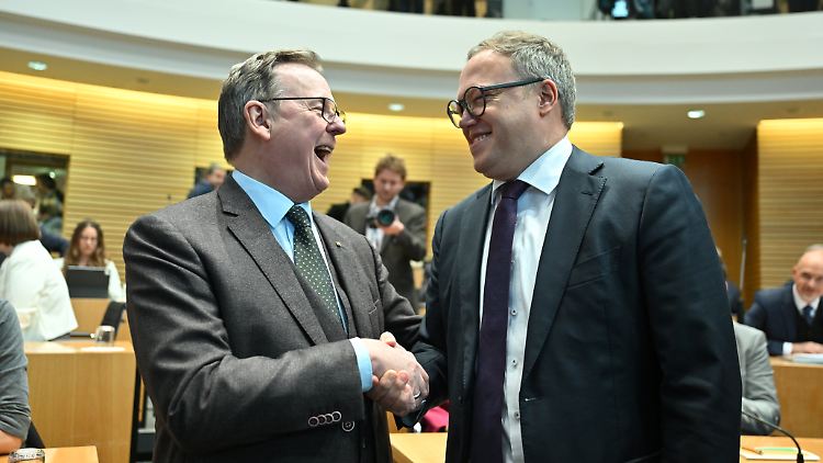 Thüringens bisheriger Regierungschef Bodo Ramelow (l.) und sein Nachfolger Mario Voigt.