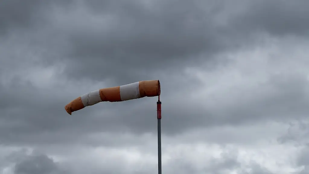 Ein-Windsack-weht-bei-stuermischem-Wetter-im-Wind