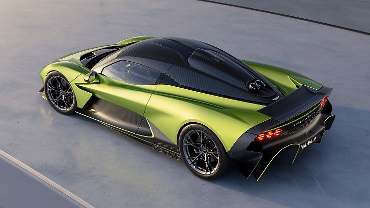 Der Heckflügel des Aston Martin Valhalla ist in seiner Position variabel. Das Aerodynamiksystem soll bei 240 km/h für 600 Kilogramm Abtrieb sorgen.