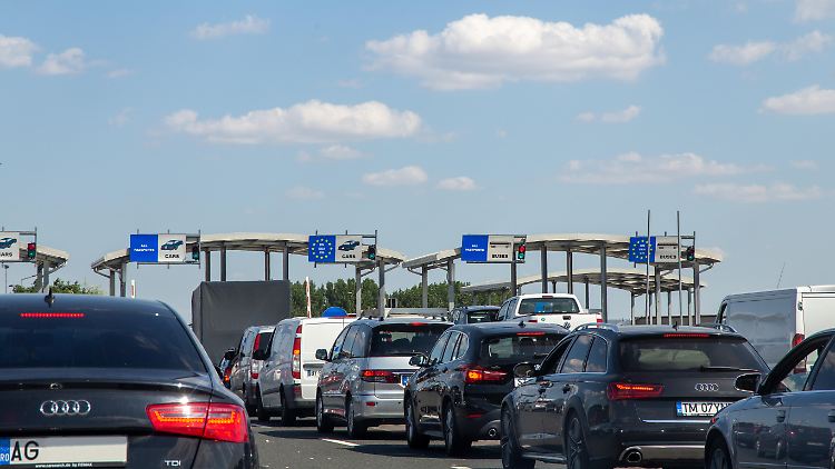 Vor allem im Sommer bilden sich lange Schlagen an der rumänisch-ungarischen Grenze. Damit ist bald Schluss.
