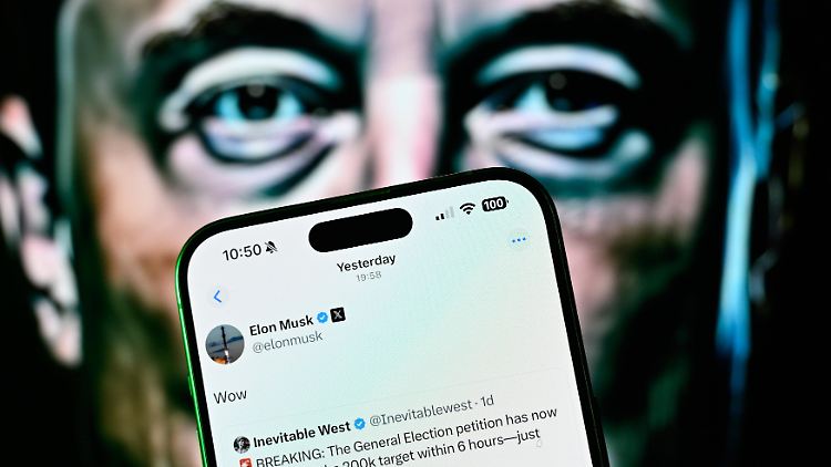 Seit dem Sommer greift Elon Musk die britische Regierung  um den sozialdemokratischen Premierminister Starmer immer wieder an.