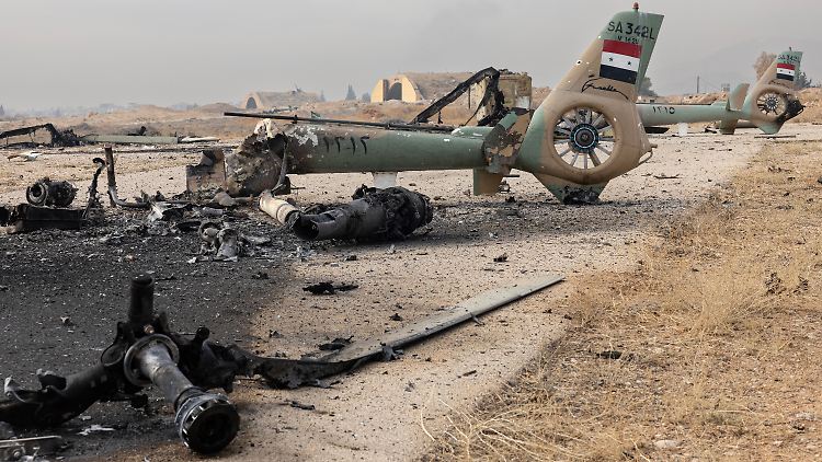 Zwei zerstörte Helikopter nach einem israelischen Luftangriff auf den Militärflugplatz Mazzeh im Südwesten von Damaskus.