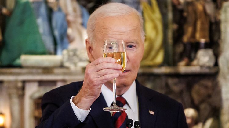 Ein frühes Weihnachtsgeschenk: US-Präsident Joe Biden spricht Dutzende Begnadigungen aus.