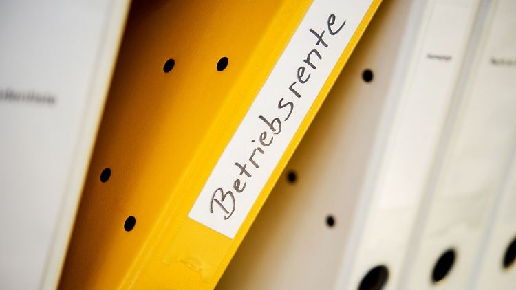 Die Anrechnung von Erwerbseinkommen auf eine Betriebsrente ist zulässig, wenn das in den Versorgungsbestimmungen ausdrücklich geregelt ist, entschied das Landesarbeitsgericht Düsseldorf.