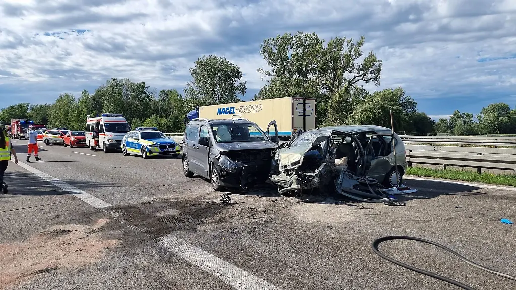 Zwei-frontal-zusammengestossene-Autos-stehen-auf-der-A96-bei-Buchloe