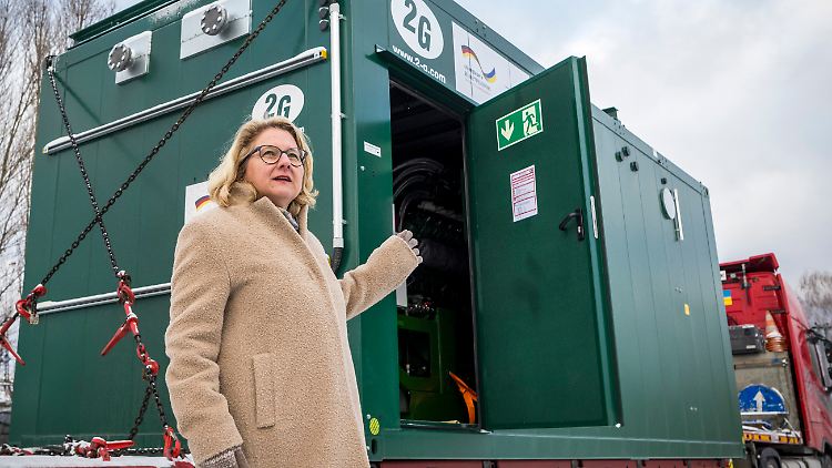 Entwicklungsministerin Svenja Schulze vor einem Tieflader mit Blockheizkraftwerk Nummer 5, das bald schon zum Einsatz kommen soll.