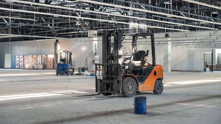 Reicht die Arbeit nicht, können Unternehmen ihre Beschäftigten in Kurzarbeit schicken und so Kündigungen vermeiden.