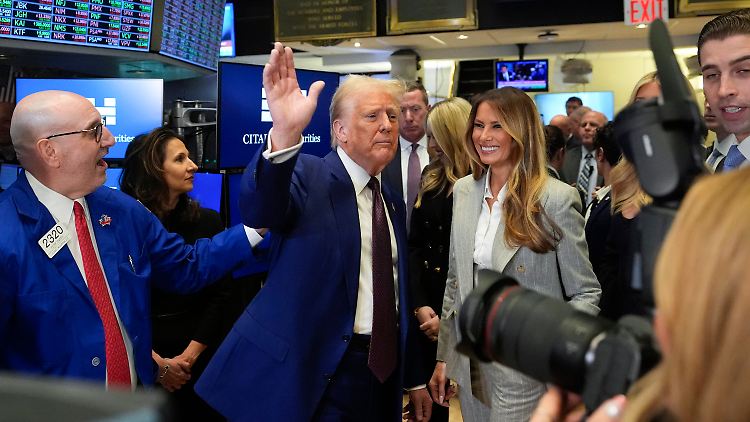 Von ihm versprechen sich viele Händler goldene Zeiten für Unternehmen: Der künftige US-Präsident Trump durfte den Handelstag an der Wall Street eröffnen. 